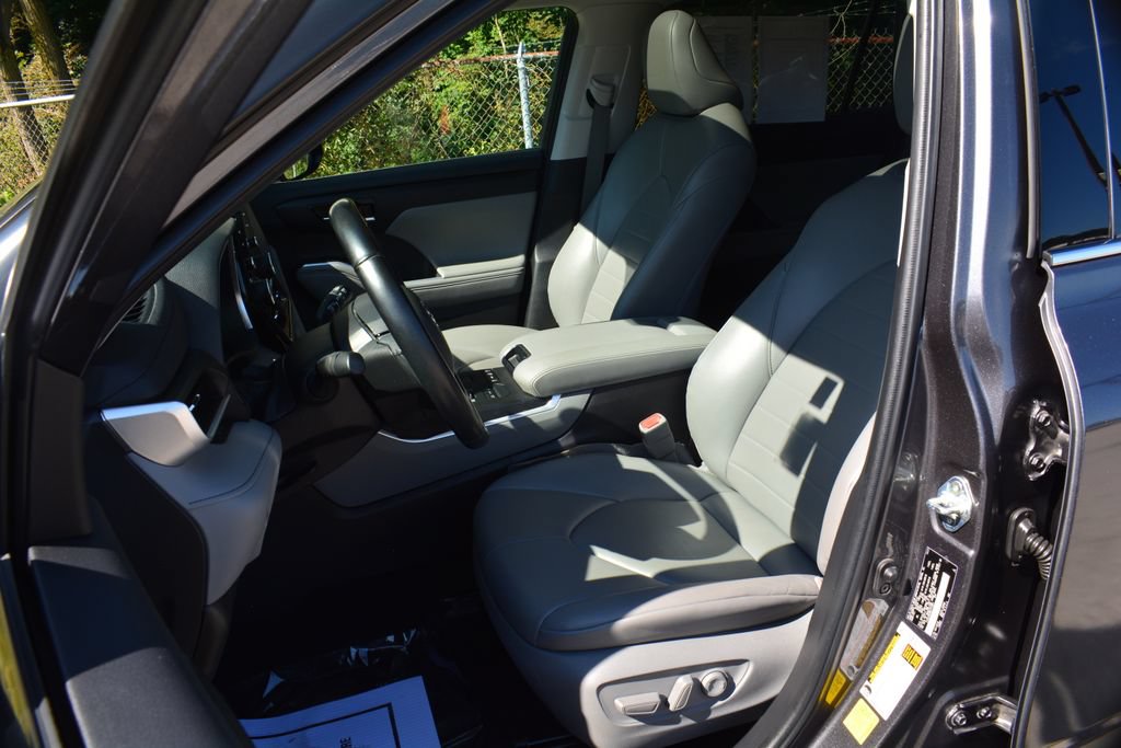 Used 2022 Toyota Highlander XLE AWD/4WD image 9
