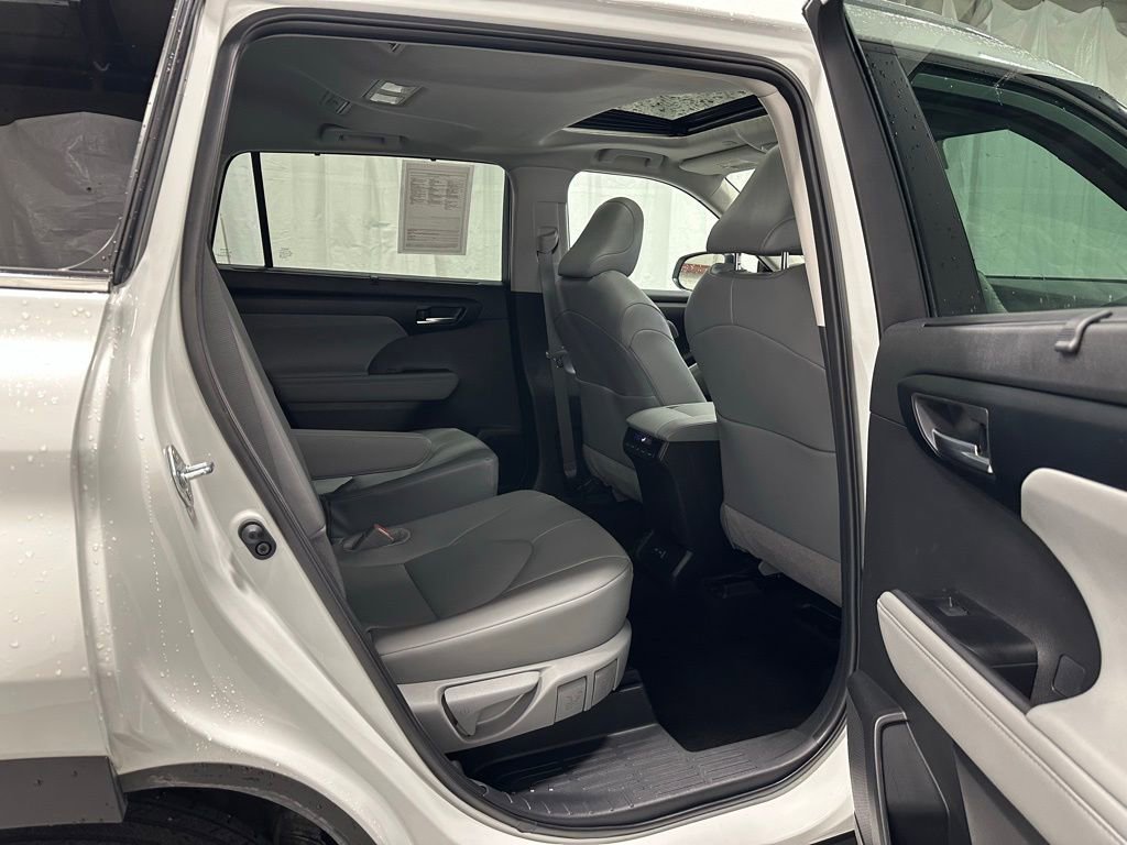 Used 2025 Toyota Highlander XLE image 56
