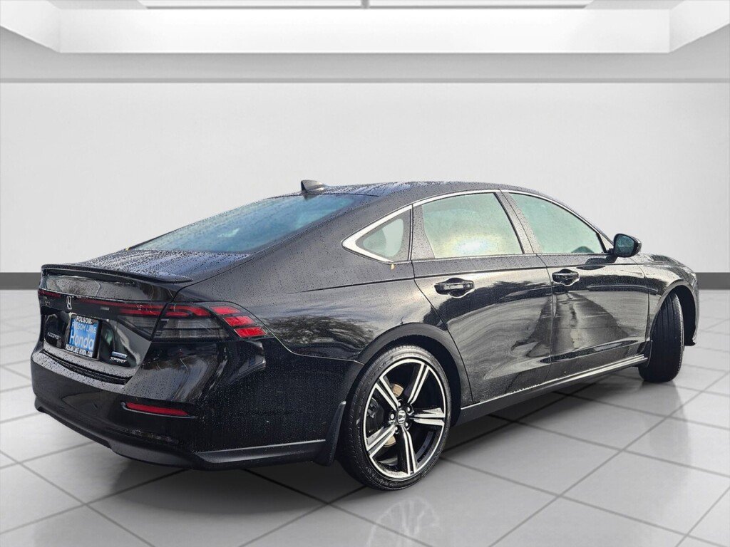 Used 2025 Honda Accord Sport image 5