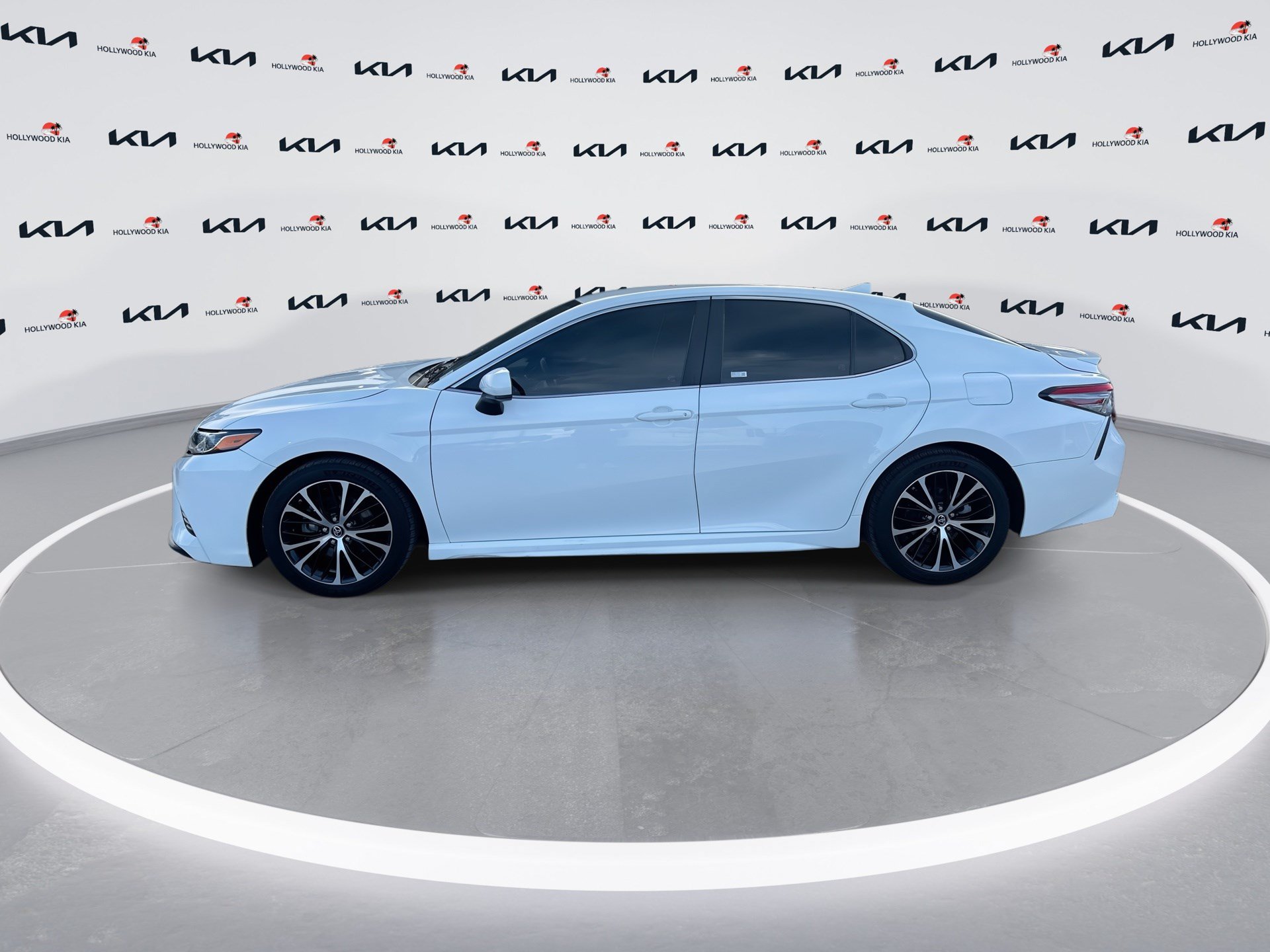 Used 2019 Toyota Camry SE FWD image 5
