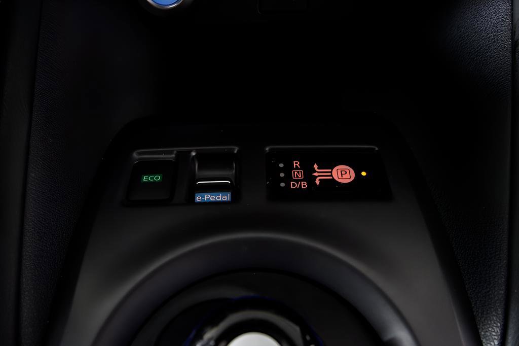 Used 2025 Nissan Leaf S image 33