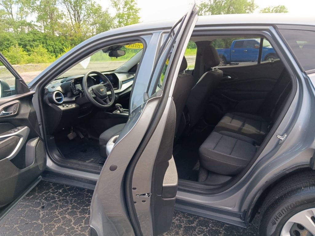 Used 2024 Chevrolet Trax LS w/ Driver Confidence Package FWD image 8