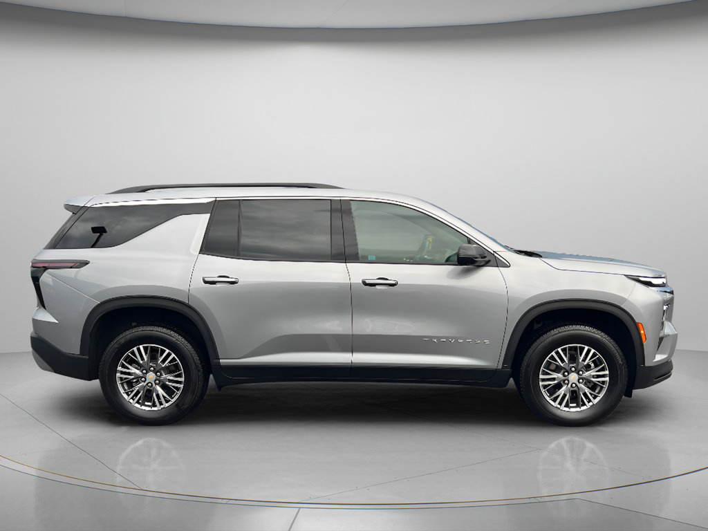 Used 2025 Chevrolet Traverse LT w/ Driver Confidence Package AWD/4WD image 8