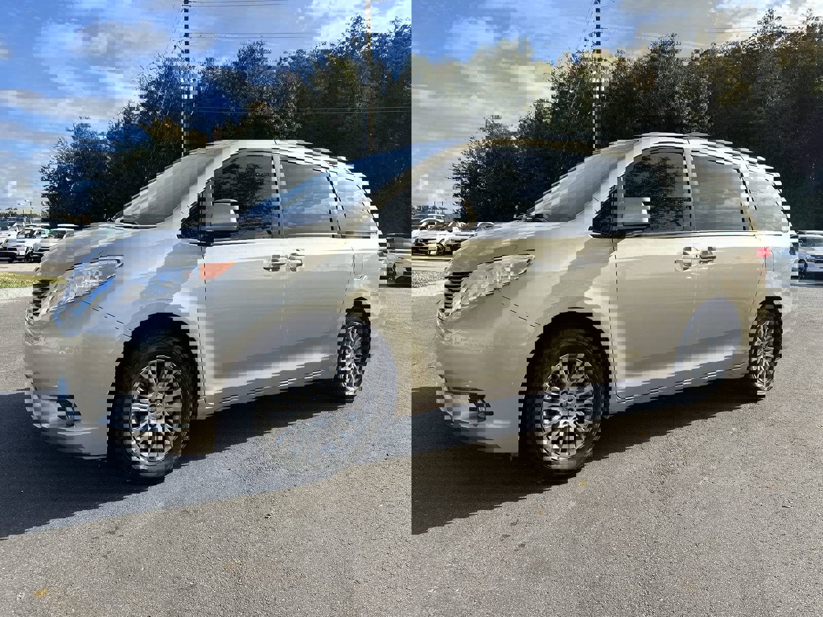 Used 2014 Toyota Sienna XLE image 2