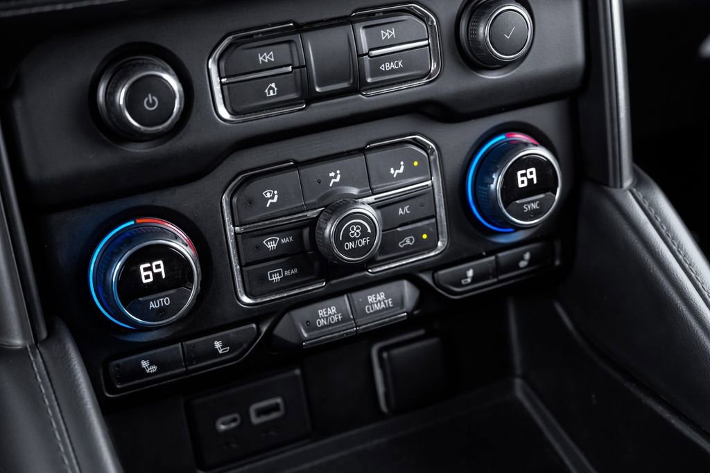 Used 2022 Chevrolet Suburban LT w/ Luxury Package image 25