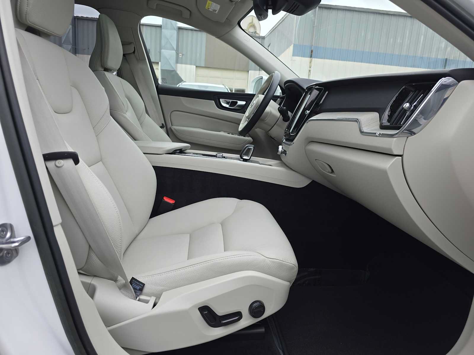 Used 2023 Volvo XC60 B5 Plus w/ Climate Package AWD/4WD image 10