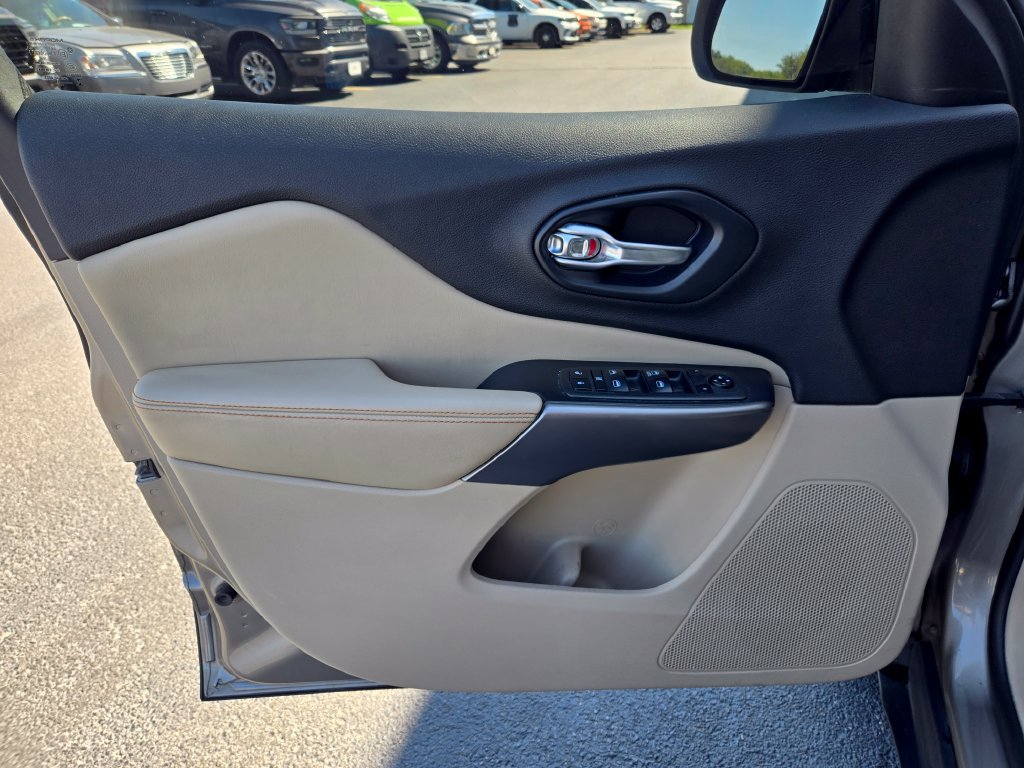 Used 2019 Jeep Cherokee Latitude w/ Popular Appearance Group FWD image 8