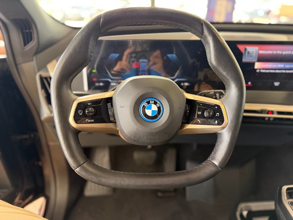 Used 2023 BMW iX xDrive50 w/ Sport Package AWD/4WD image 39