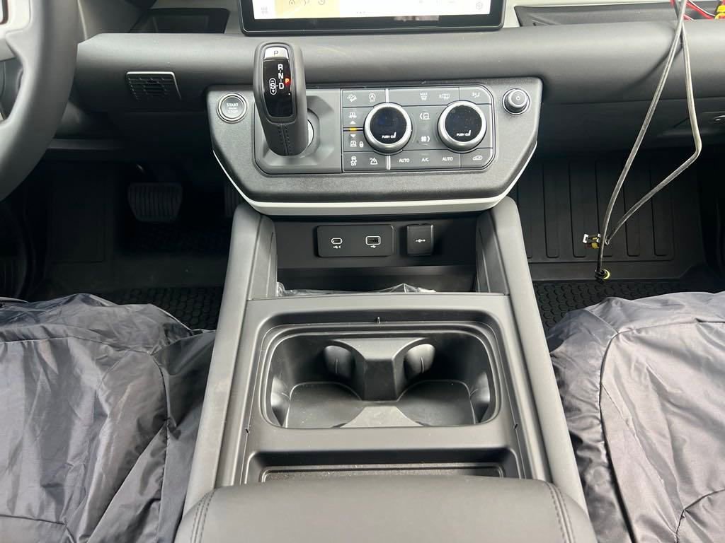 New 2024 Land Rover Defender 110 S image 19