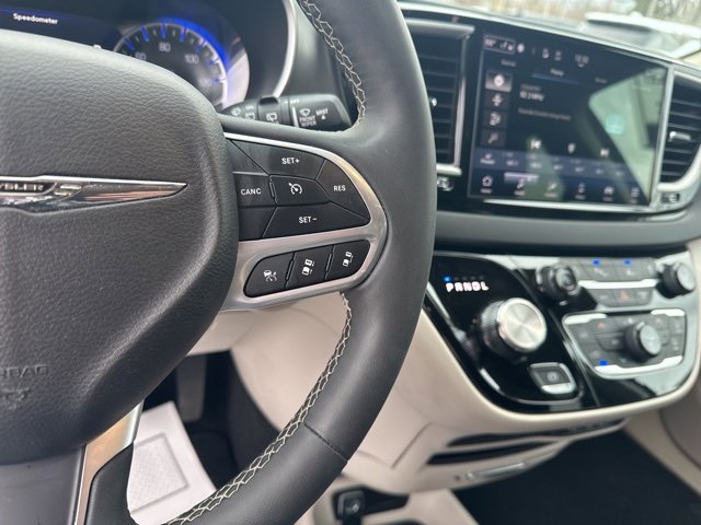 Used 2024 Chrysler Pacifica Touring-L image 15
