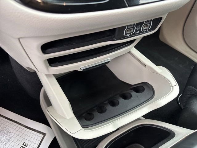 Used 2023 Chrysler Pacifica Touring-L image 25