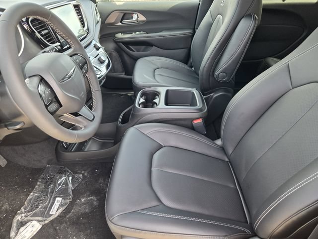 New 2026 Chrysler Pacifica Limited w/ Uconnect Theater Family Group FWD image 9