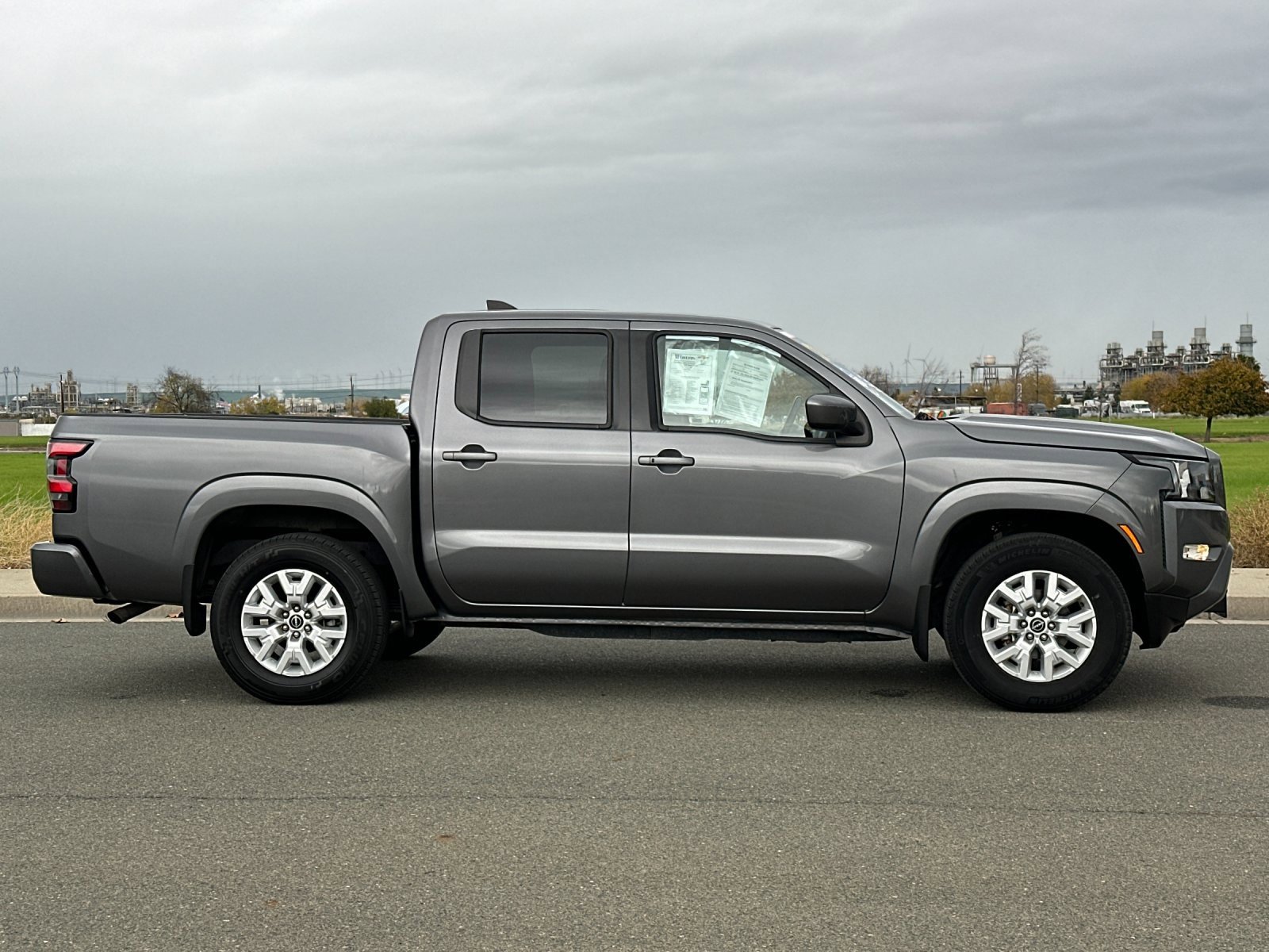 Used 2022 Nissan Frontier SV image 3