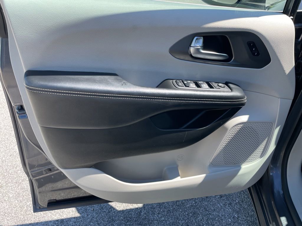 Used 2022 Chrysler Pacifica Touring-L FWD image 5