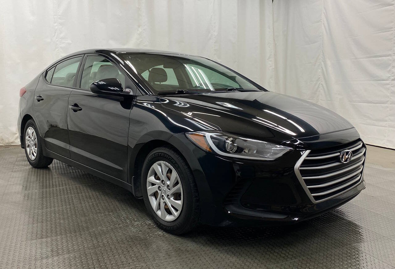 Used 2018 Hyundai Elantra SE w/ Winter Weather Package FWD image 1