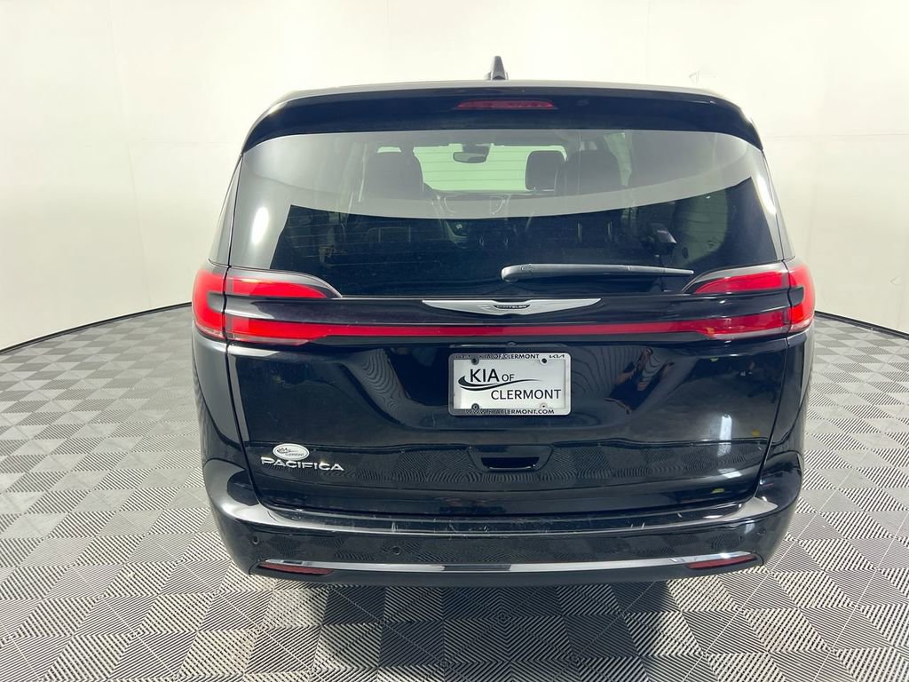 Used 2024 Chrysler Pacifica Touring-L FWD image 4