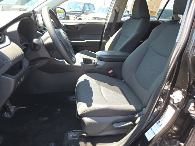 Used 2022 Toyota RAV4 LE AWD/4WD image 9