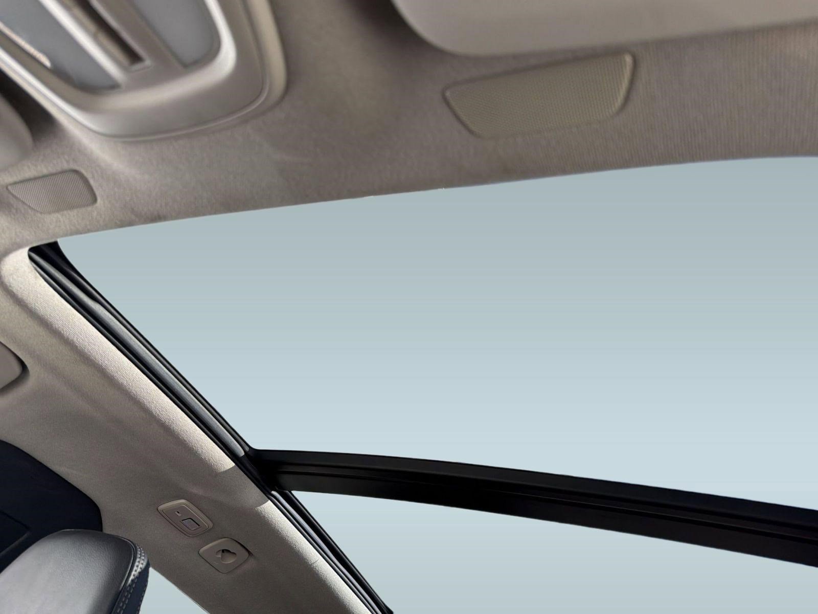 Certified 2023 Volvo XC40 B5 Ultimate w/ Protection Package Premier image 15