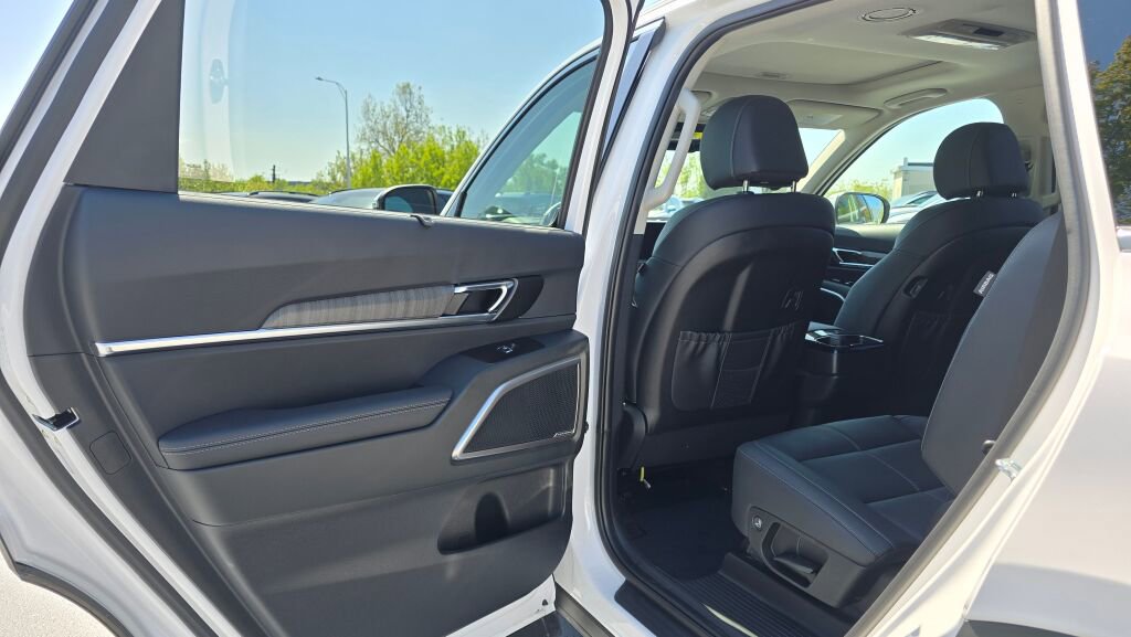 Used 2025 Kia Telluride EX w/ EX Captain's Chair Package AWD/4WD image 15