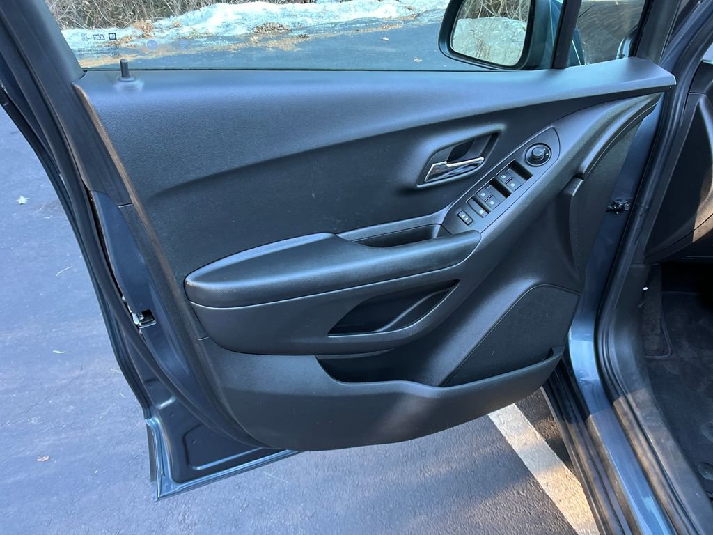 Used 2022 Chevrolet Trax LT w/ LT Convenience Package image 11