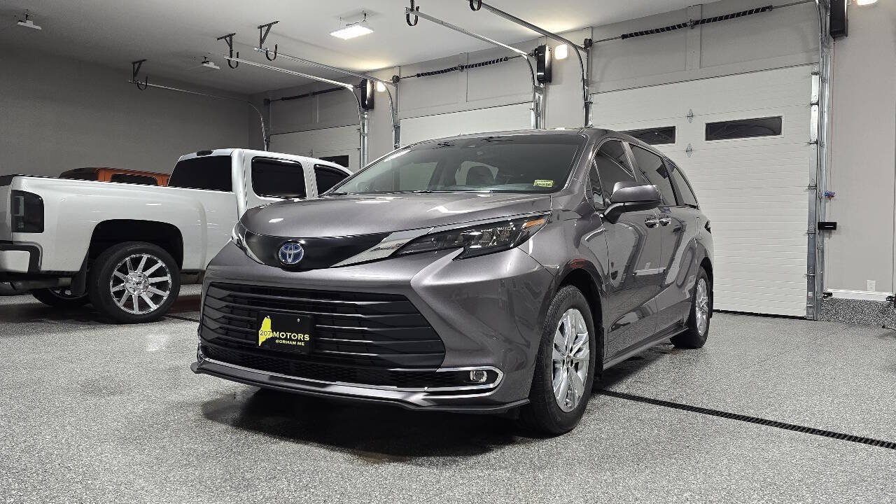 Used 2024 Toyota Sienna XLE w/ XLE Plus Package AWD/4WD image 3