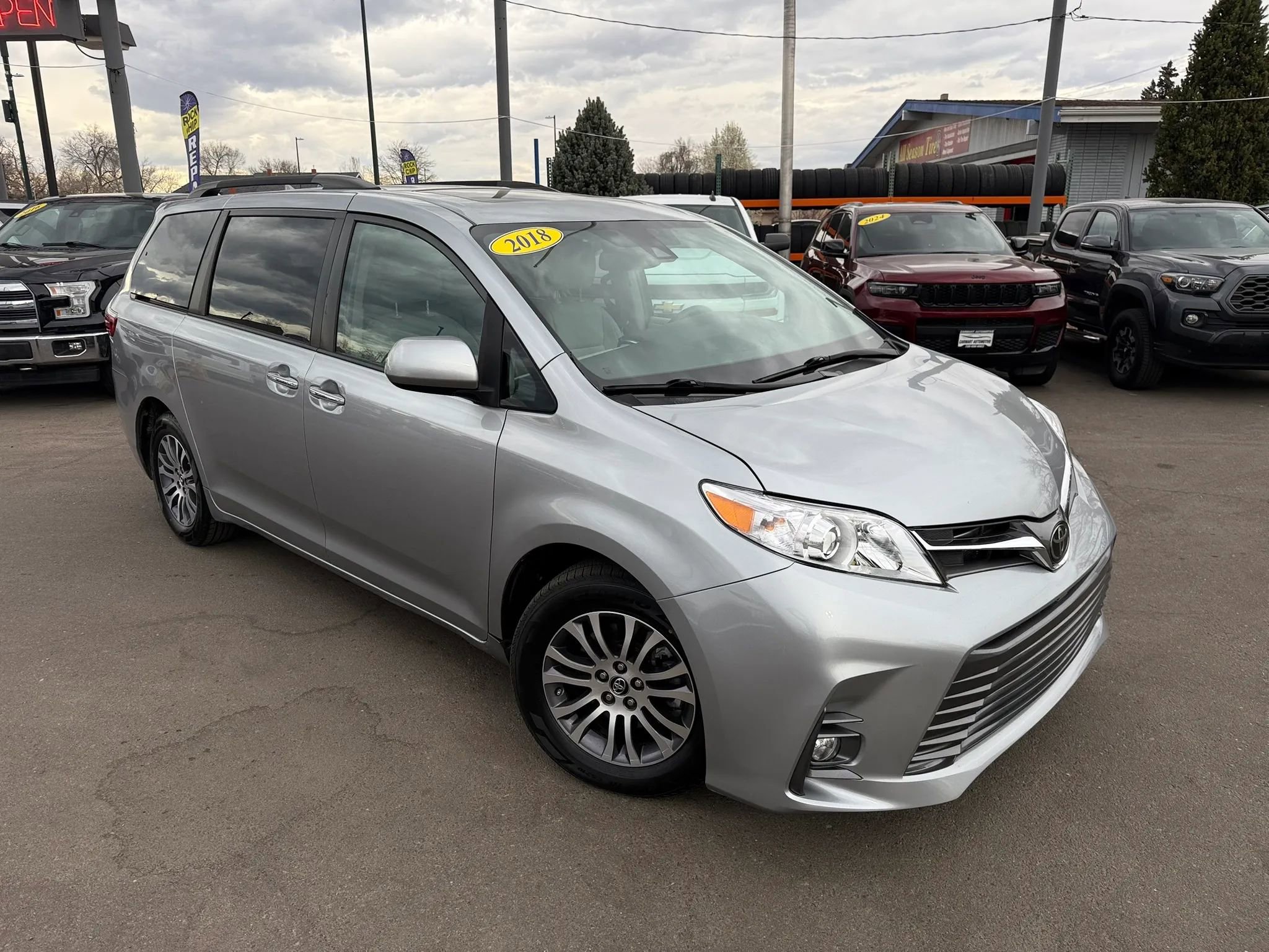Used 2018 Toyota Sienna XLE w/ XLE Navigation Package FWD image 3
