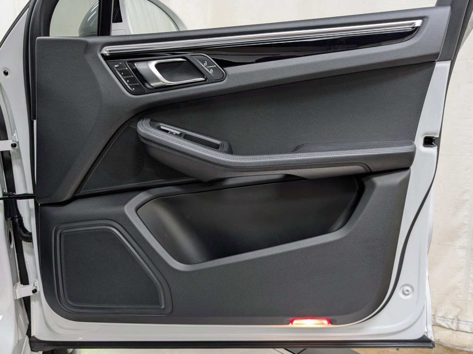 Used 2023 Porsche Macan image 24