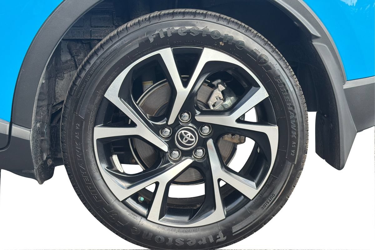 Used 2019 Toyota C-HR Limited FWD image 25