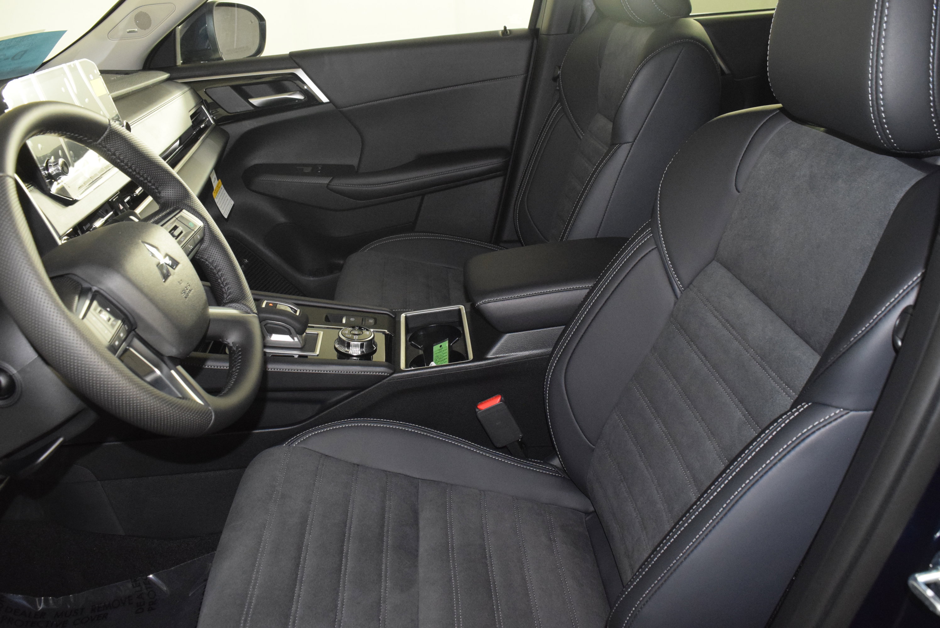 Used 2025 Mitsubishi Outlander SE image 14