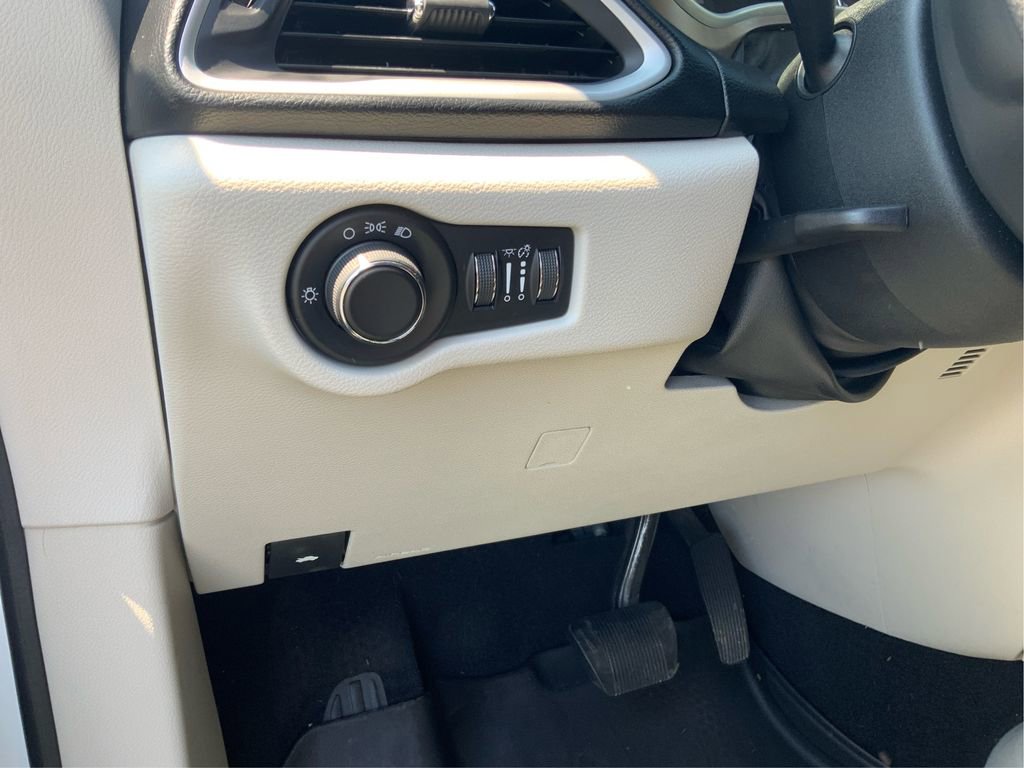 Used 2017 Chrysler Pacifica LX FWD image 20