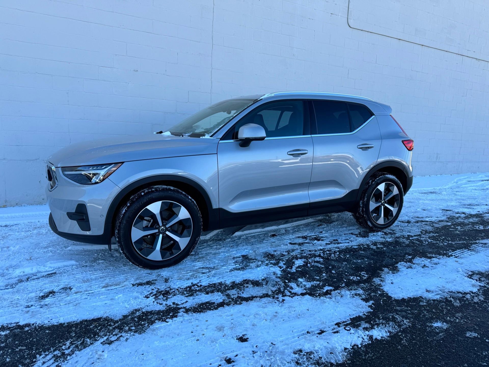 Used 2024 Volvo XC40 B5 Plus