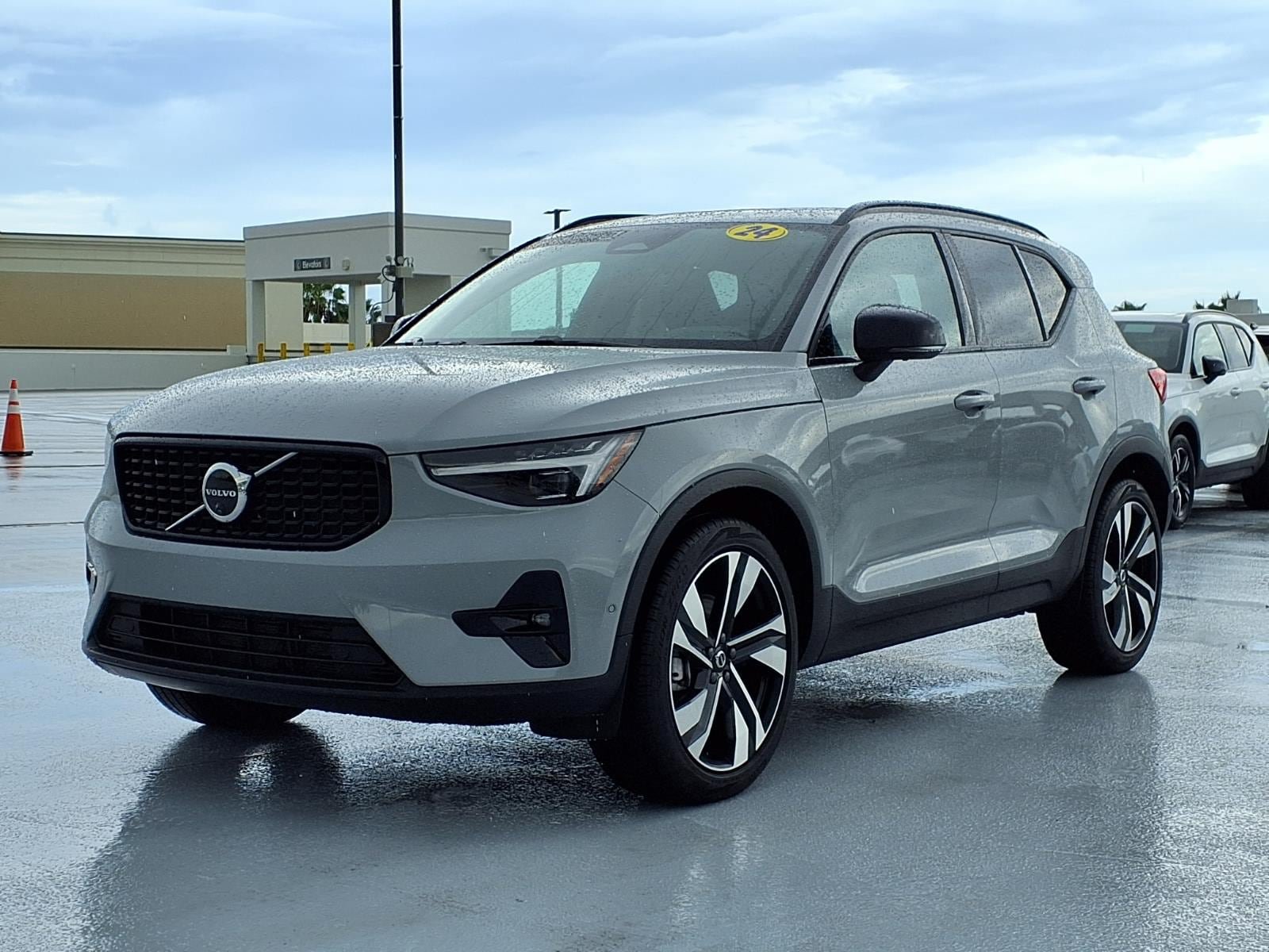 Certified 2025 Volvo XC40 B5 Ultra AWD/4WD image 3
