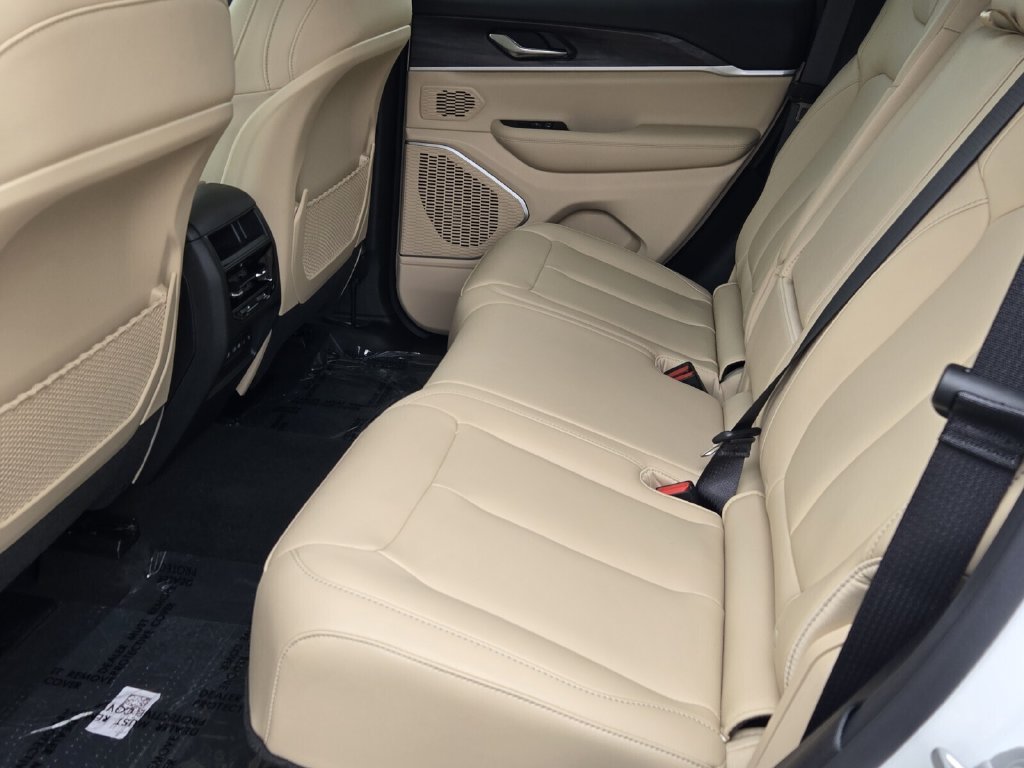 Used 2026 Jeep Grand Cherokee Limited RWD image 11