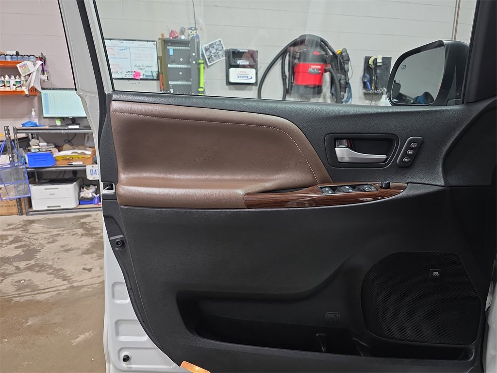 Used 2020 Toyota Sienna Limited Premium image 28