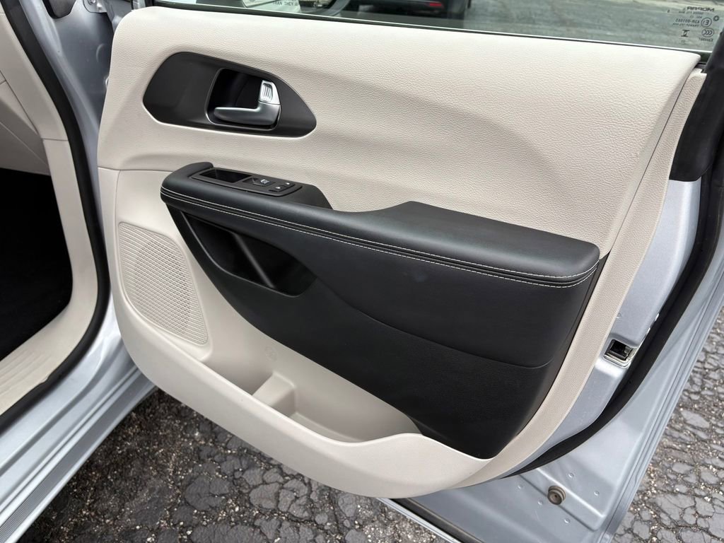 Used 2023 Chrysler Pacifica Touring-L FWD image 11