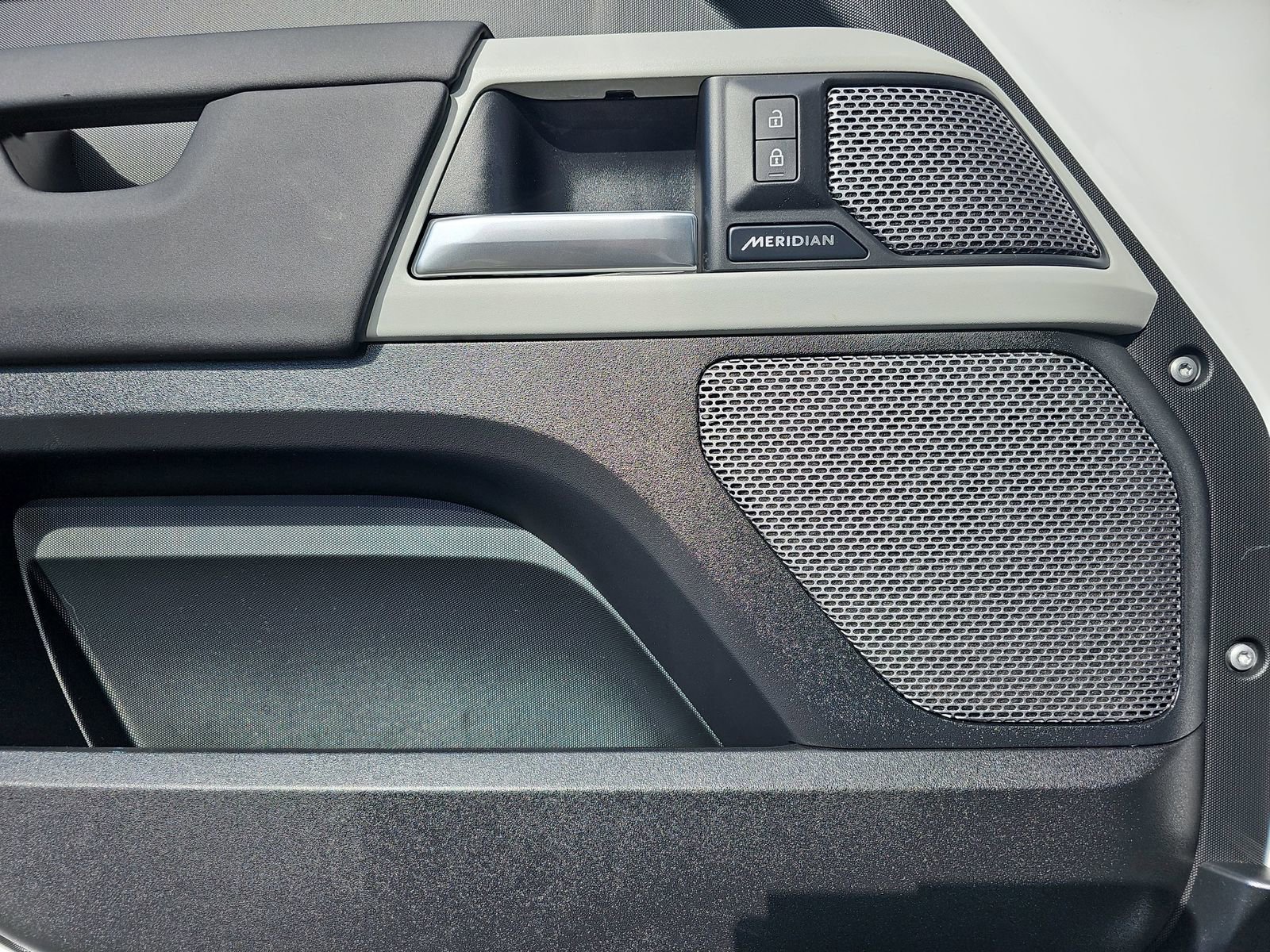 Used 2024 Land Rover Defender 90 S image 25