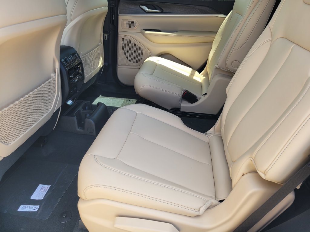 New 2026 Jeep Grand Cherokee L Limited w/ Limited Altitude Package AWD/4WD image 4