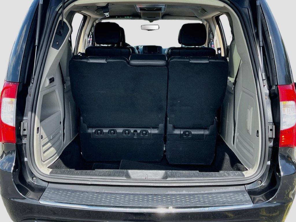 Used 2014 Chrysler Town & Country Touring-L FWD image 25