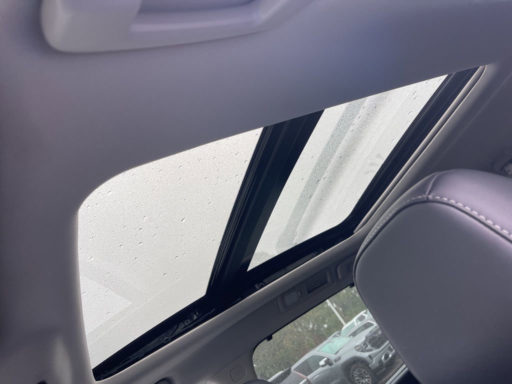 Used 2024 Nissan Pathfinder Platinum w/ Black Appearance Package image 10