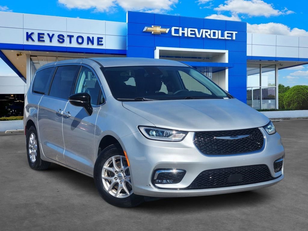 Used 2024 Chrysler Pacifica Touring-L image 1