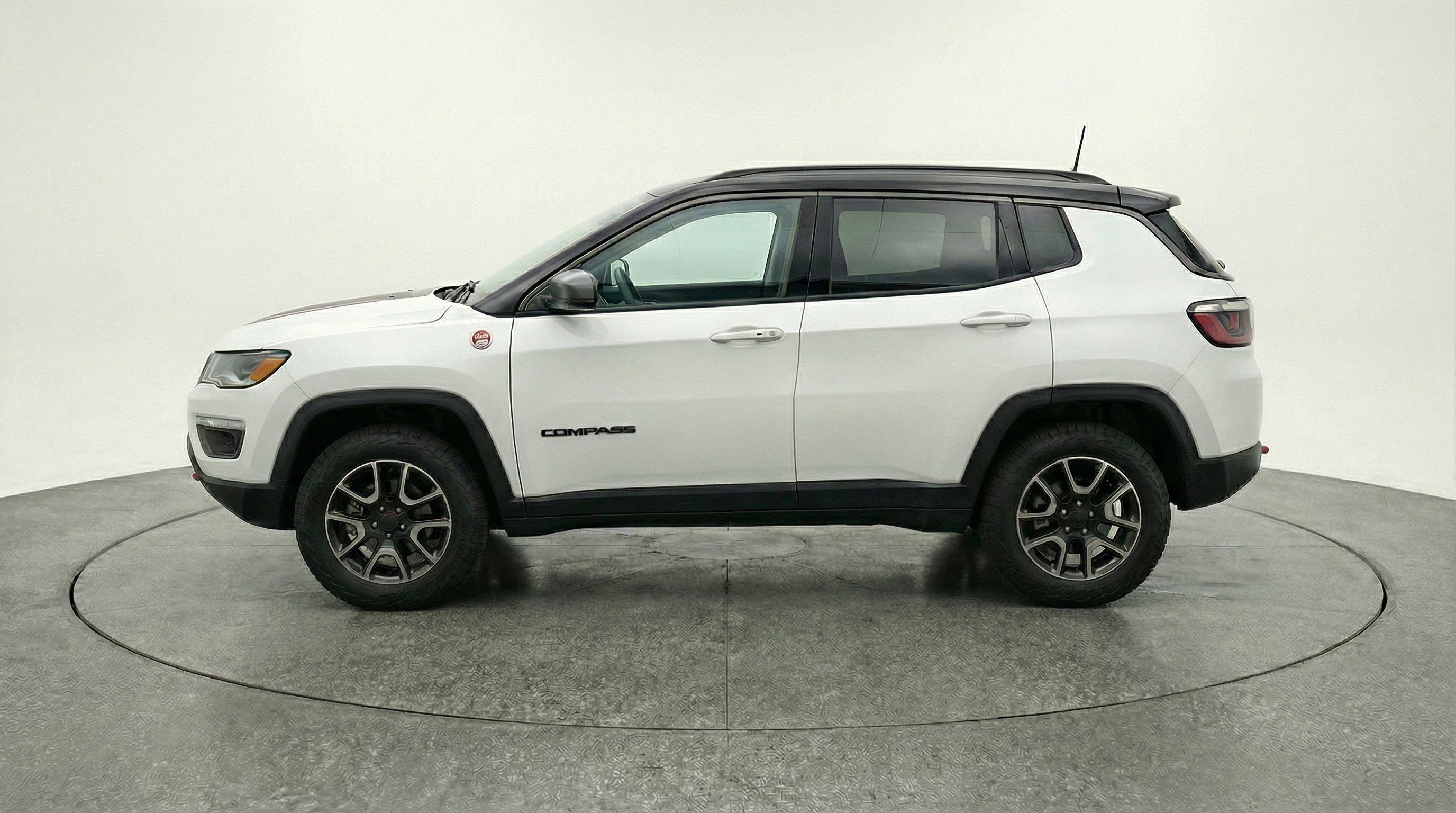Used 2025 Jeep Compass Trailhawk AWD/4WD image 5