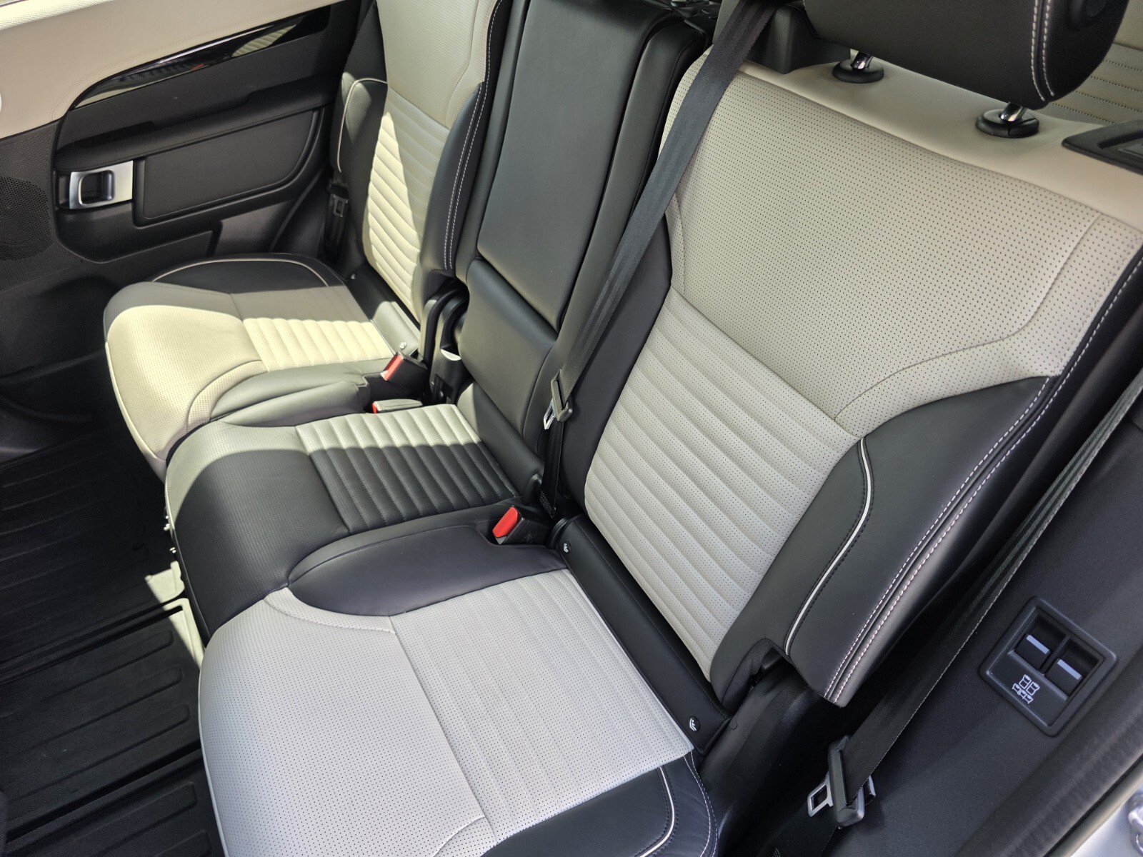 Certified 2023 Land Rover Discovery HSE R-Dynamic AWD/4WD image 16