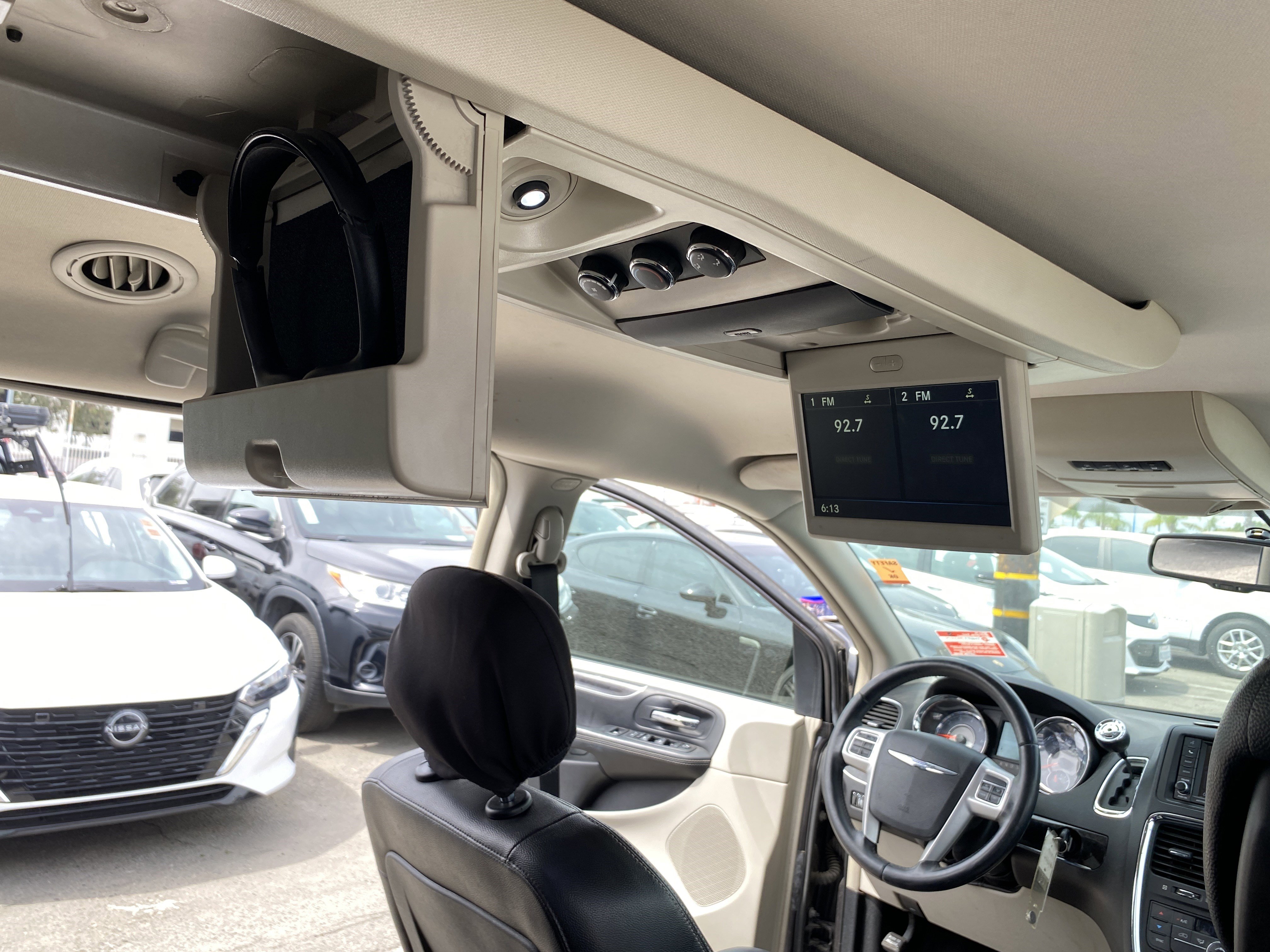 Used 2015 Chrysler Town & Country Touring FWD image 24