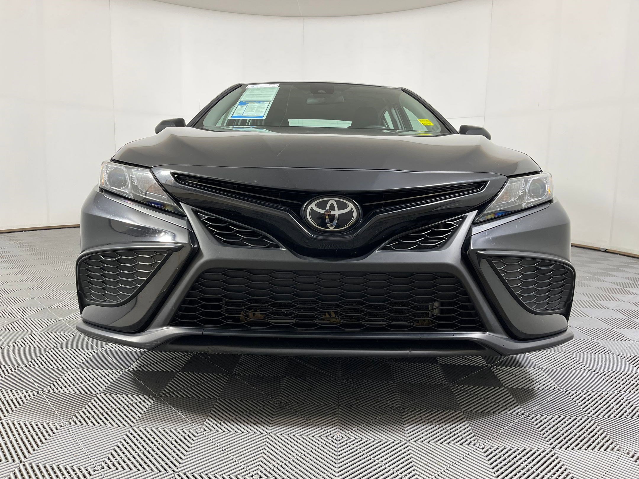 Used 2024 Toyota Camry SE image 5