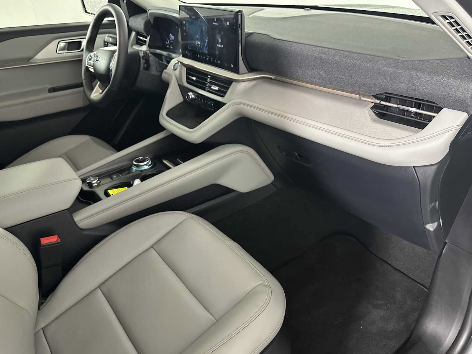 Used 2025 Ford Explorer Active w/ Active Comfort Package AWD/4WD image 16