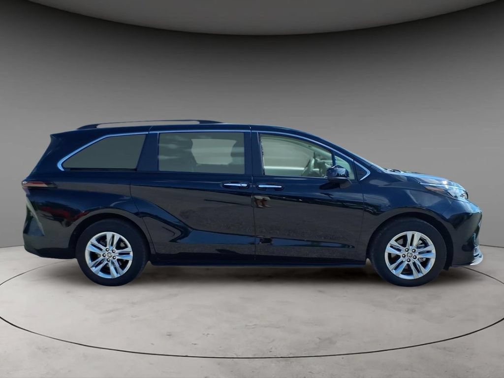 Used 2026 Toyota Sienna XLE AWD/4WD image 10