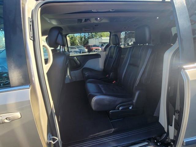 Used 2015 Chrysler Town & Country Touring FWD image 17