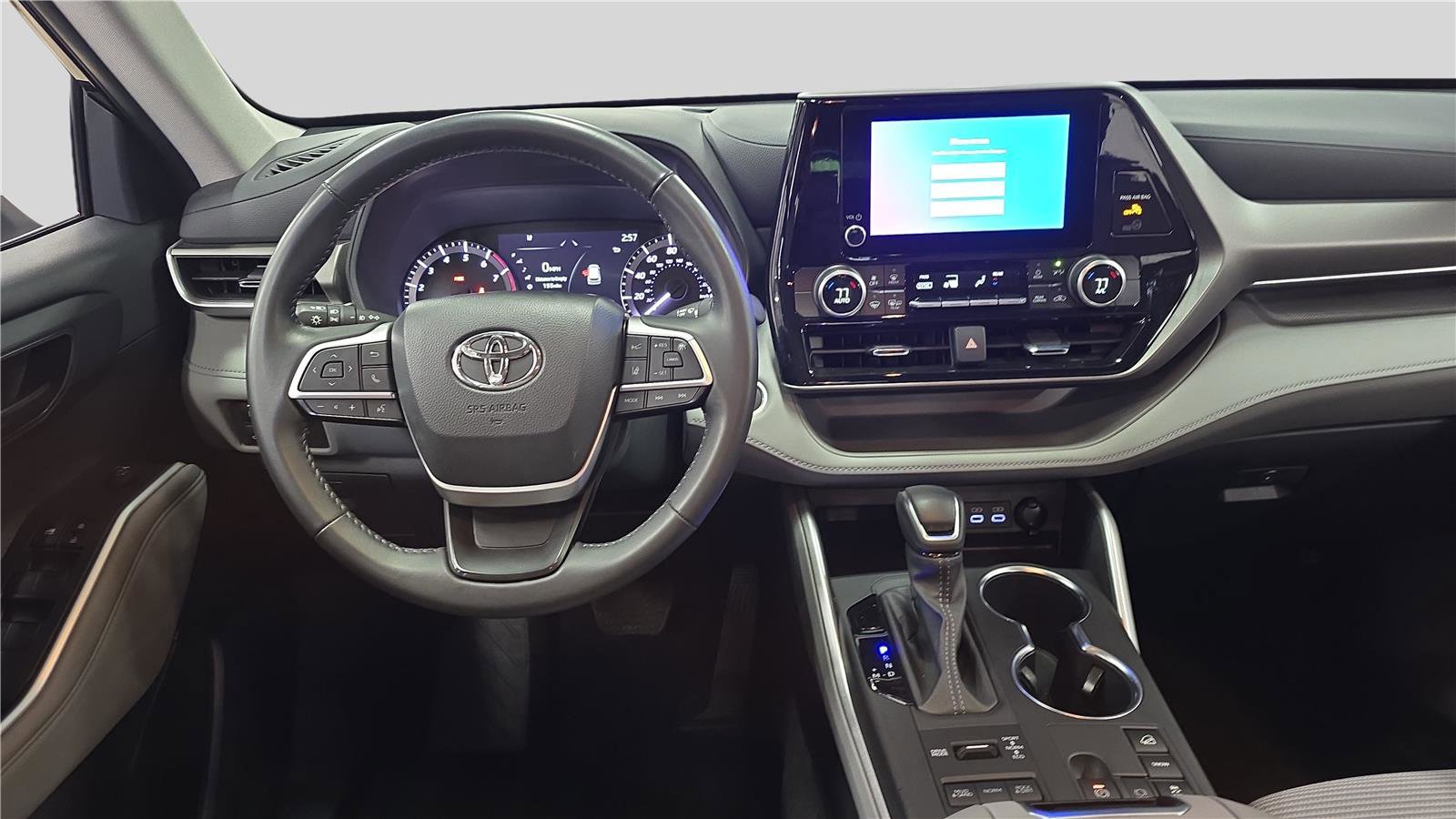 Used 2024 Toyota Highlander LE AWD/4WD image 9