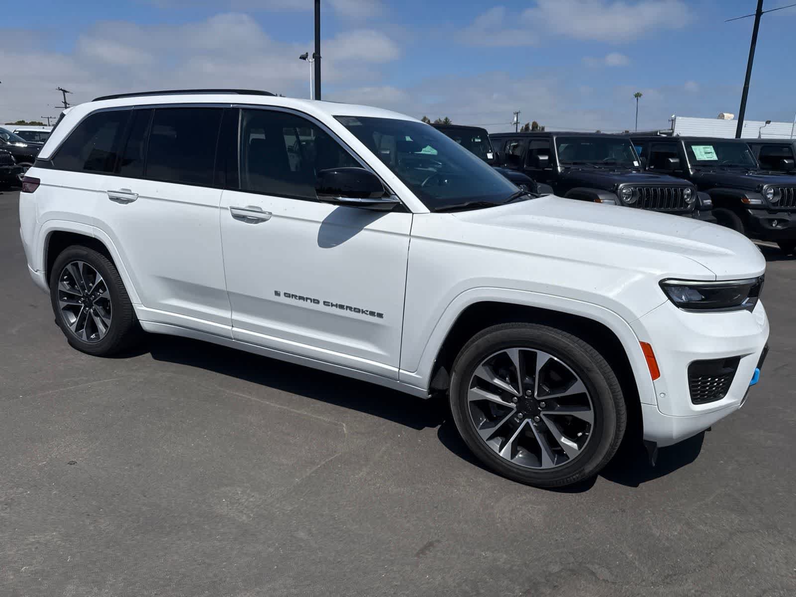 Used 2023 Jeep Grand Cherokee Overland w/ Advanced Protech Group III AWD/4WD image 10