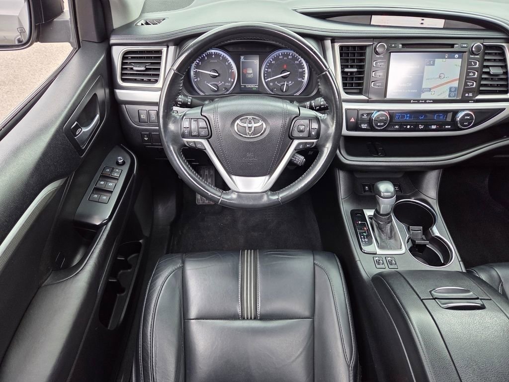 Used 2017 Toyota Highlander SE AWD/4WD image 4